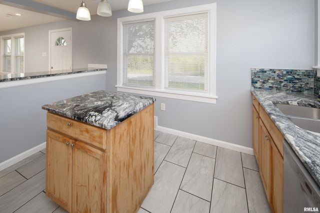 3712 33RD Street, Moline, IL 61265