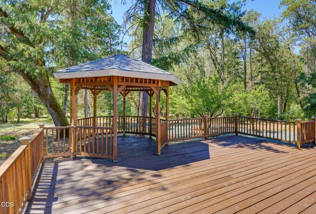 3806 Jumpoff Joe Creek Road, Grants Pass, OR 97526