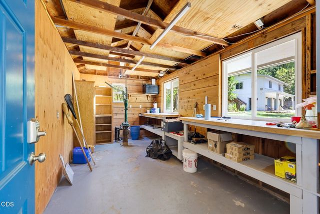3806 Jumpoff Joe Creek Road, Grants Pass, OR 97526