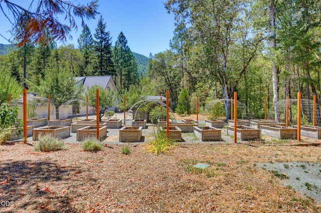 3806 Jumpoff Joe Creek Road, Grants Pass, OR 97526