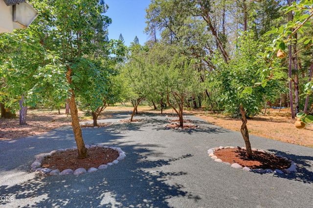 3806 Jumpoff Joe Creek Road, Grants Pass, OR 97526