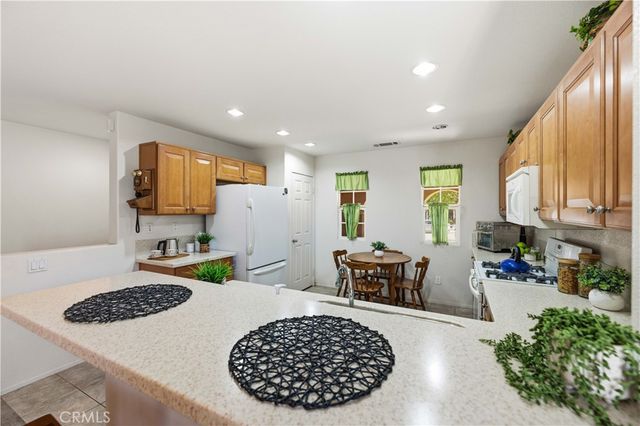 3124 E Newgrove, Lancaster, CA 93535
