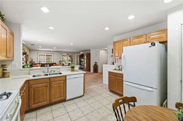 3124 E Newgrove, Lancaster, CA 93535