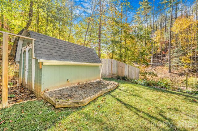 226 Fish Pond Lane, Burnsville, NC 28714