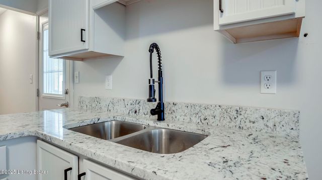 13005 Lavenia Ln, Louisville, KY 40272