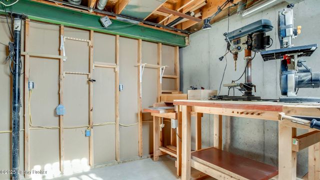 13005 Lavenia Ln, Louisville, KY 40272