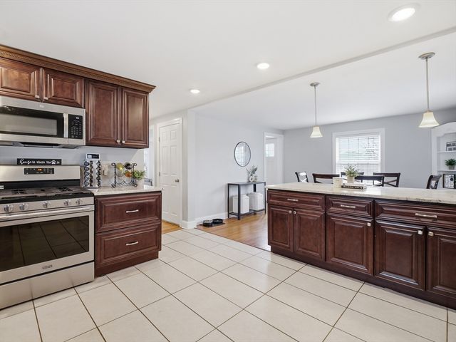 330 Woburn St, Lowell, MA 01852