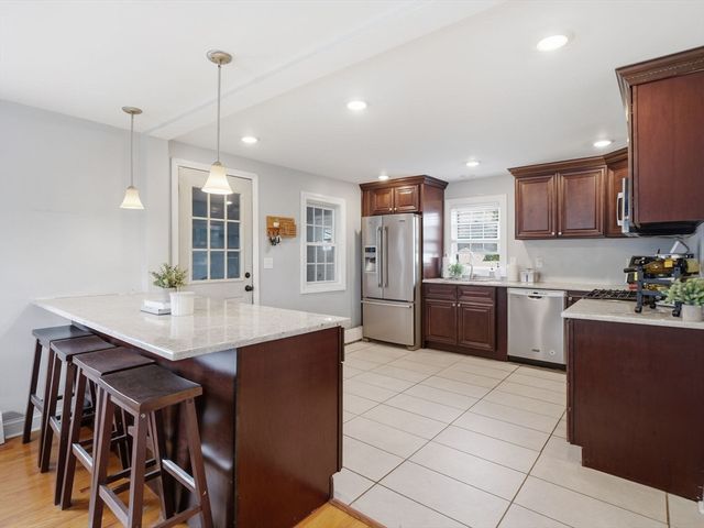 330 Woburn St, Lowell, MA 01852