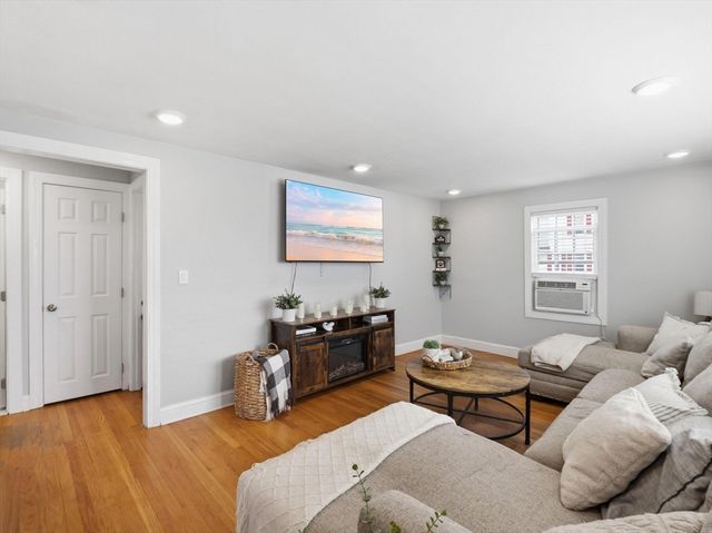 330 Woburn St, Lowell, MA 01852