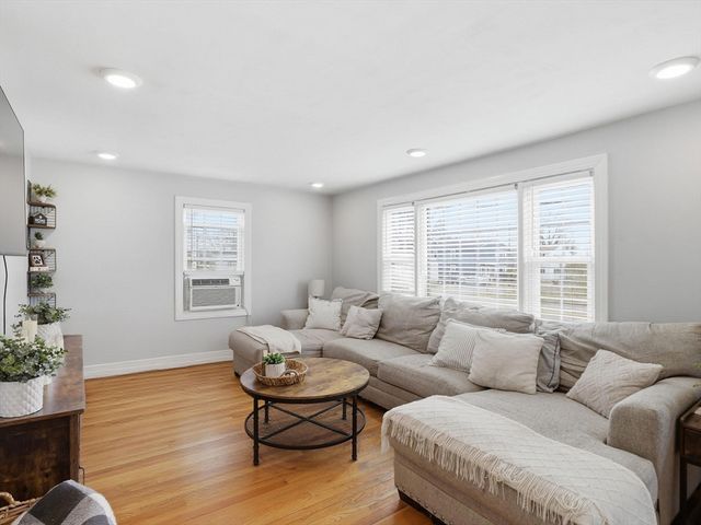 330 Woburn St, Lowell, MA 01852