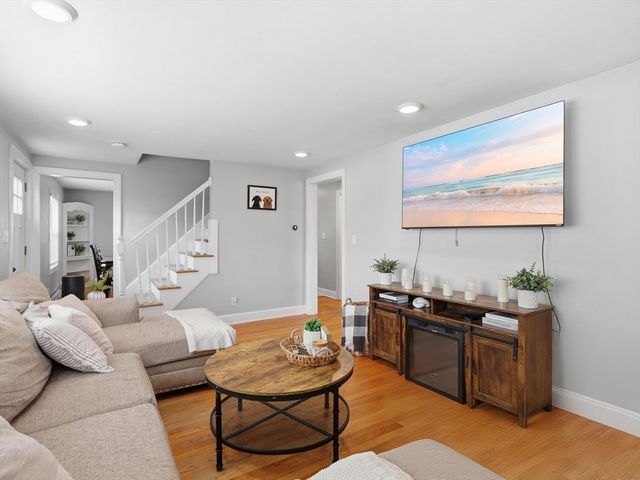 330 Woburn St, Lowell, MA 01852