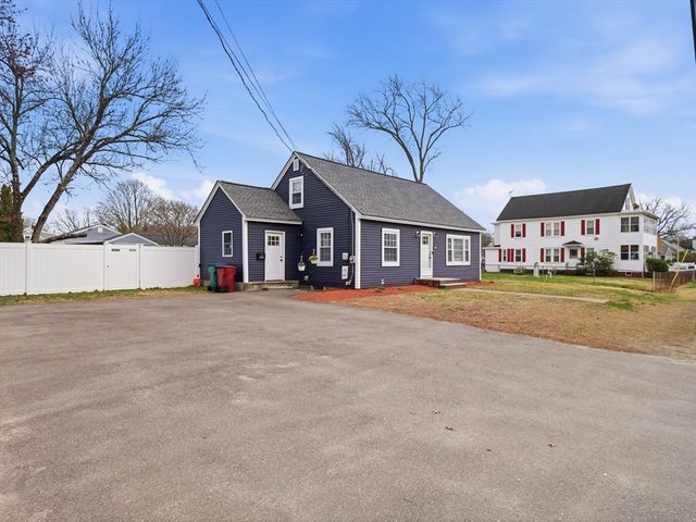 330 Woburn St, Lowell, MA 01852
