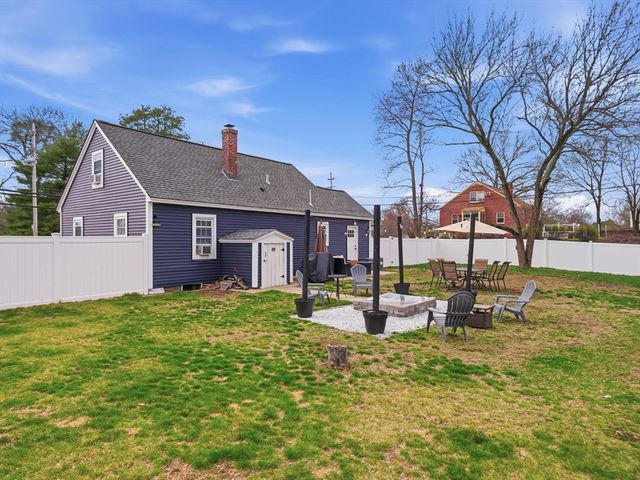 330 Woburn St, Lowell, MA 01852