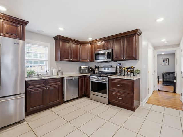330 Woburn St, Lowell, MA 01852