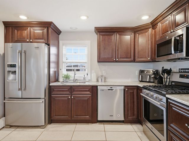330 Woburn St, Lowell, MA 01852