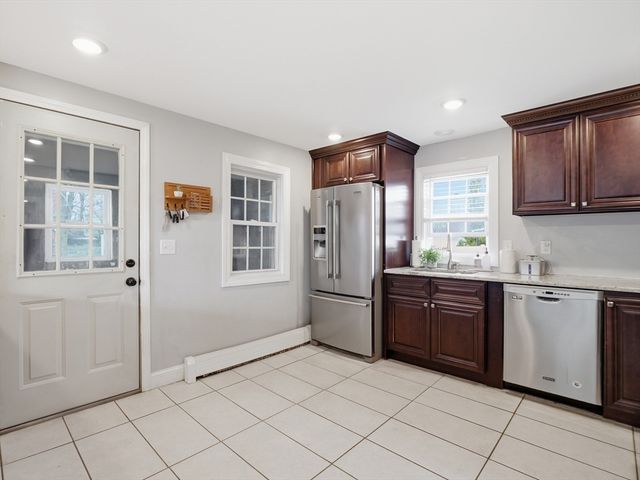 330 Woburn St, Lowell, MA 01852