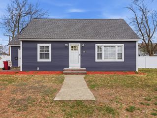 330 Woburn St, Lowell, MA 01852