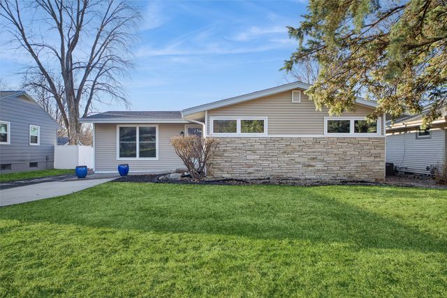 2204 Hillside Avenue, West Des Moines, IA 50265