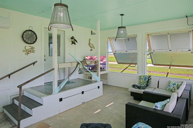 1209 W Oakland Avenue, Seadrift, TX 77983