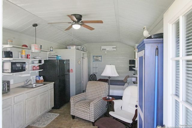 1209 W Oakland Avenue, Seadrift, TX 77983