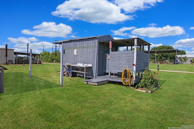 1209 W Oakland Avenue, Seadrift, TX 77983