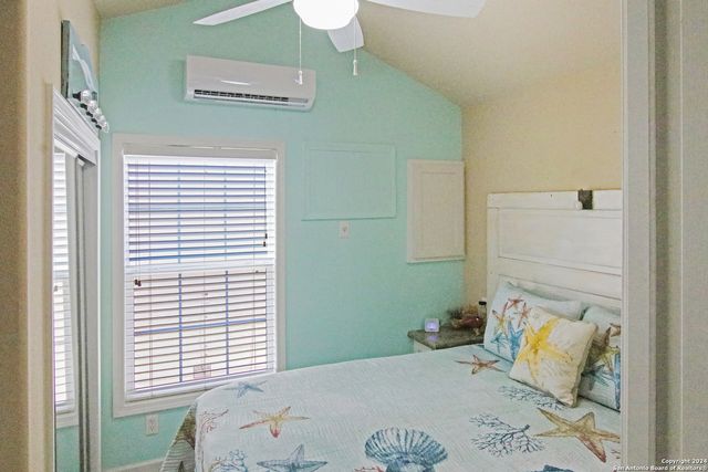 1209 W Oakland Avenue, Seadrift, TX 77983