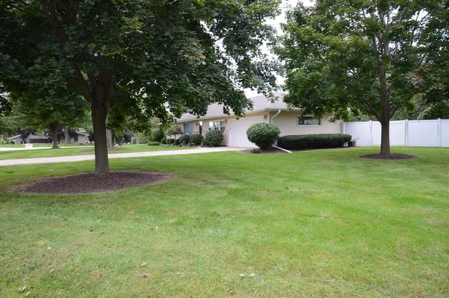 5415 S Nicolet DRIVE, New Berlin, WI 53151