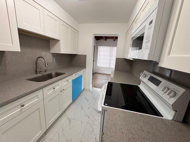 11 NW 56th Street, Oakland Park, FL 33309