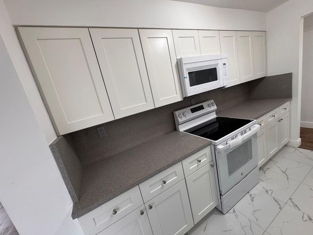 11 NW 56th Street, Oakland Park, FL 33309