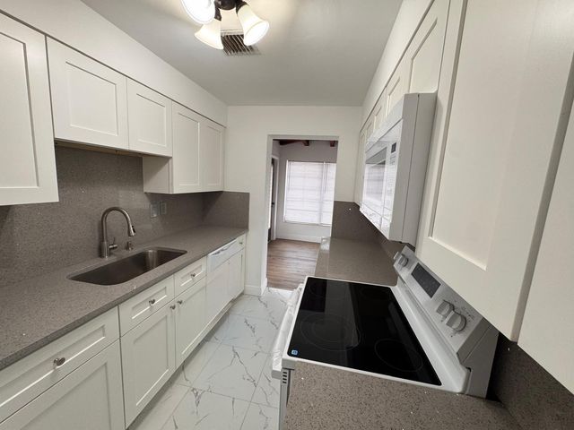 11 NW 56th Street, Oakland Park, FL 33309