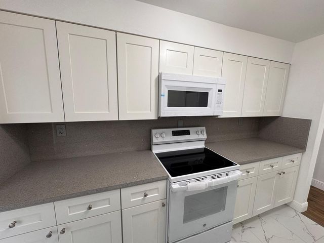 11 NW 56th Street, Oakland Park, FL 33309