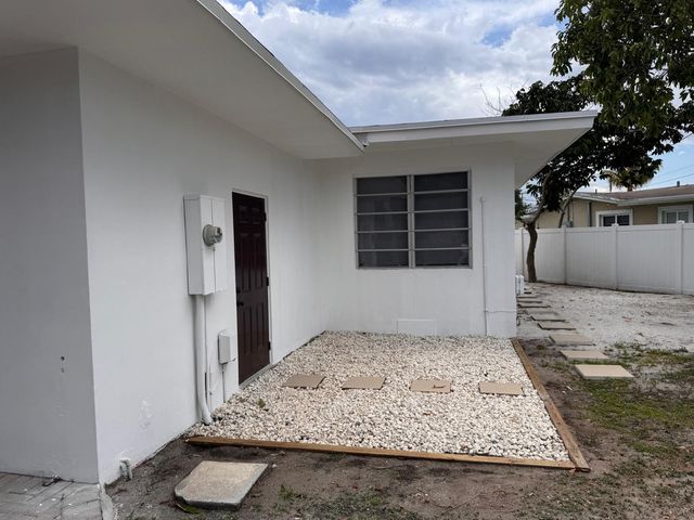 11 NW 56th Street, Oakland Park, FL 33309