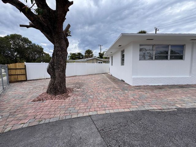 11 NW 56th Street, Oakland Park, FL 33309