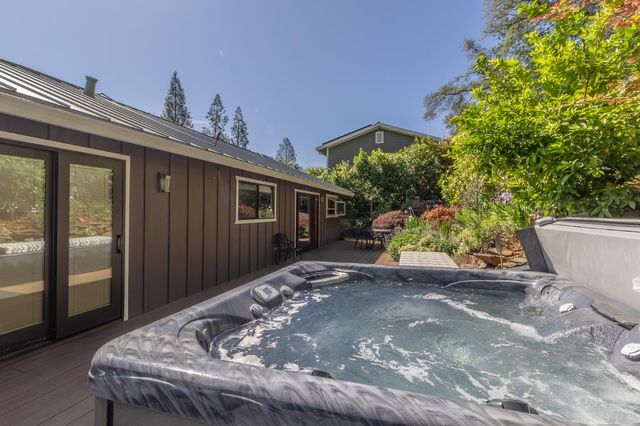 629 Canyon Dr, Auburn, CA 95603
