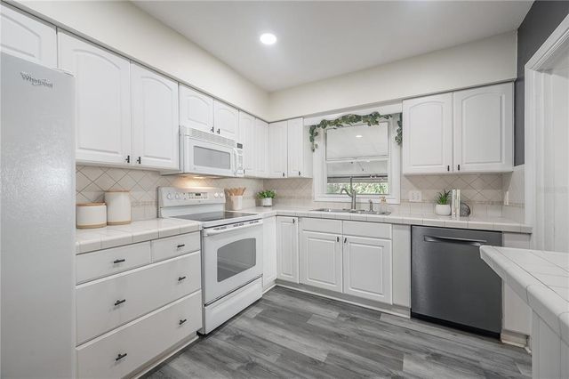 1211 E PARK CIRCLE, Tampa, FL 33604