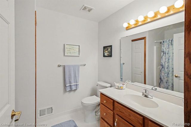 2246 Willow Tree Drive, Brighton, MI 48116