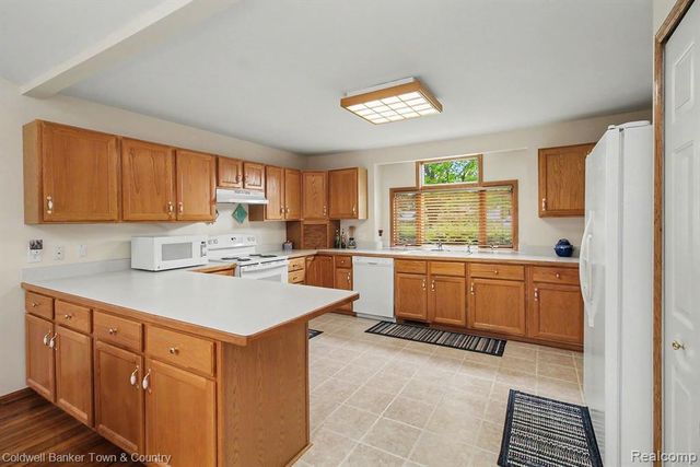 2246 Willow Tree Drive, Brighton, MI 48116