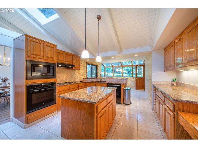 2040 DOGWOOD Dr, Eugene, OR 97405