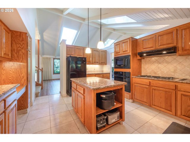 2040 DOGWOOD Dr, Eugene, OR 97405