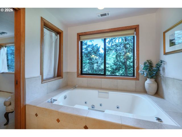 2040 DOGWOOD Dr, Eugene, OR 97405