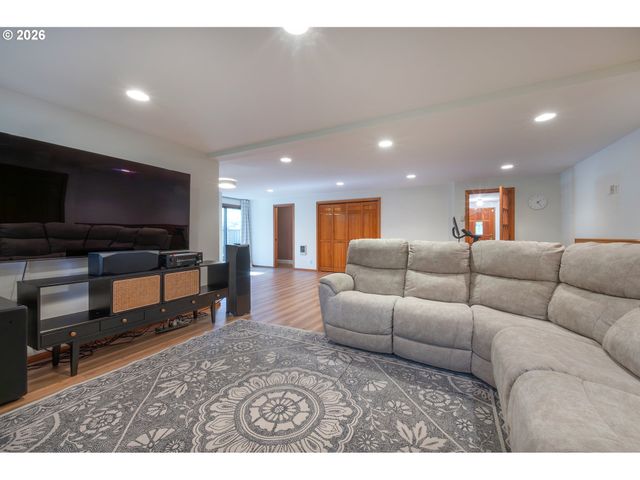 2040 DOGWOOD Dr, Eugene, OR 97405