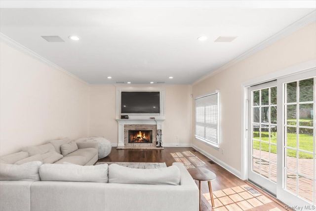 5 Preston Hollow Court, Northport, NY 11768