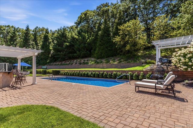 5 Preston Hollow Court, Northport, NY 11768