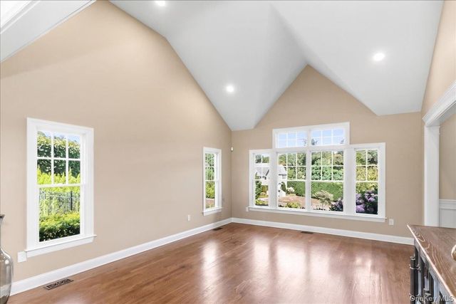 5 Preston Hollow Court, Northport, NY 11768