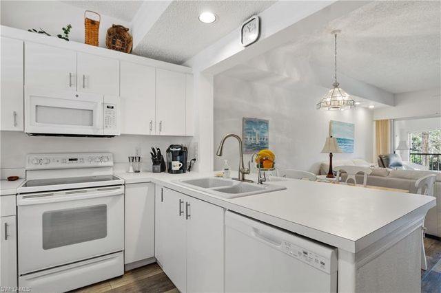 1044 Woodshire LN # B205, Naples, FL 34105