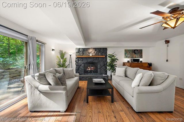 21201 E Chigwidden Street, Northville, MI 48167