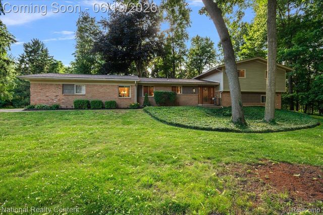 21201 E Chigwidden Street, Northville, MI 48167