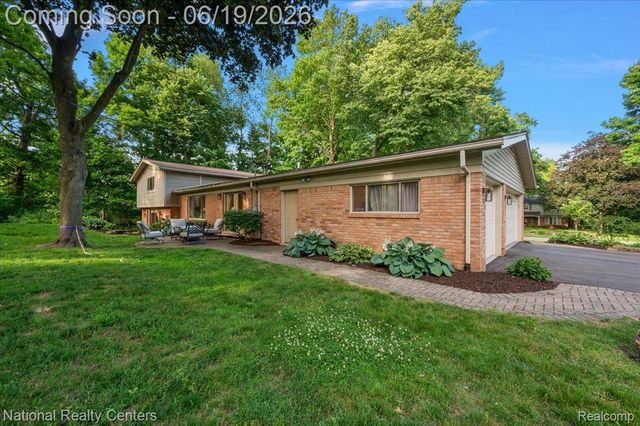 21201 E Chigwidden Street, Northville, MI 48167