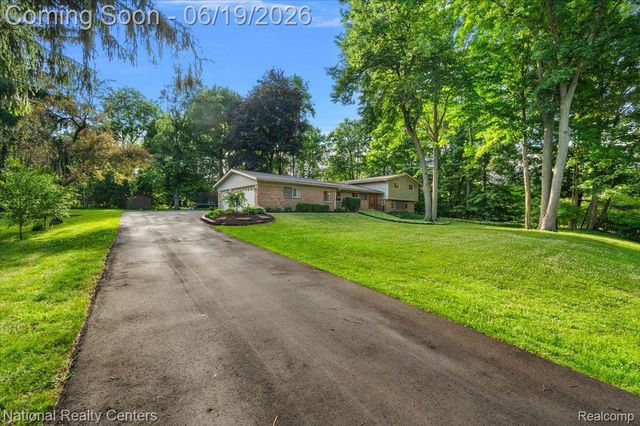 21201 E Chigwidden Street, Northville, MI 48167