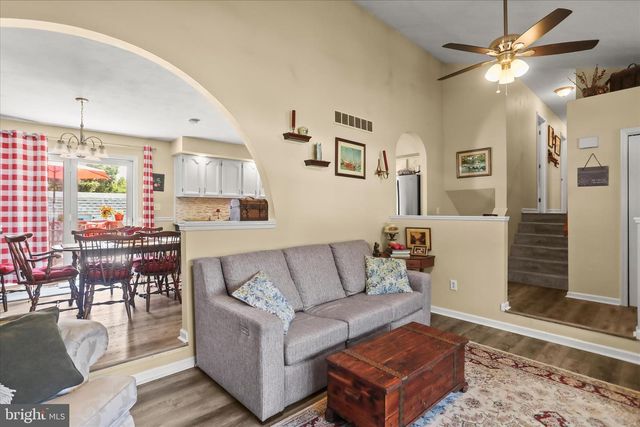 17 ECKER AVE, Stewartstown, PA 17363